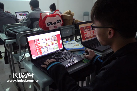 学生正在查看网上订单 学生正在查看网上订单